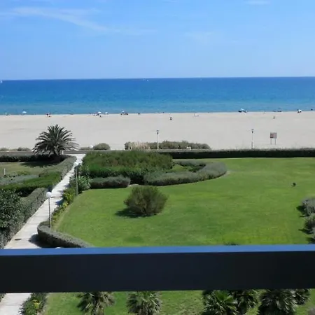 Face A La +terrasse+ Parking *